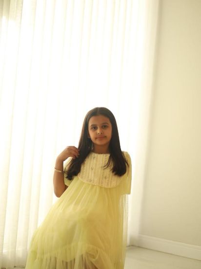 صورة فستان سهرة أصفر أنيق مزين بالؤلؤ على الصدر